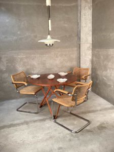 Sillas Cesca de Marcel Breuer y mesa de Santa & Cole, diseño vintage restaurado