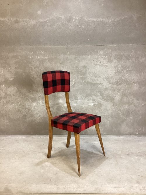 Silla de madera antigua