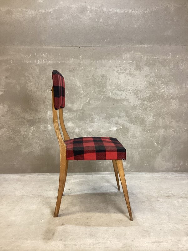 Silla de madera antigua con tapizado de cuadros - Imagen 2