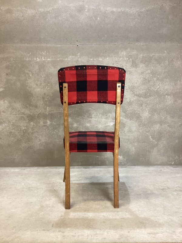 Silla de madera antigua con tapizada