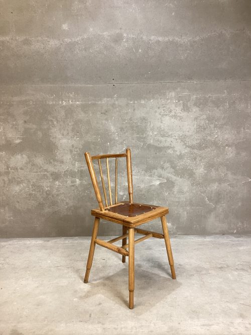 Silla de madera antigua vintage