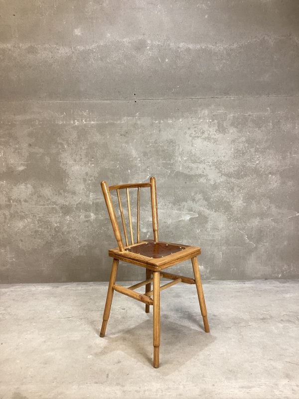 Silla de madera antigua vintage