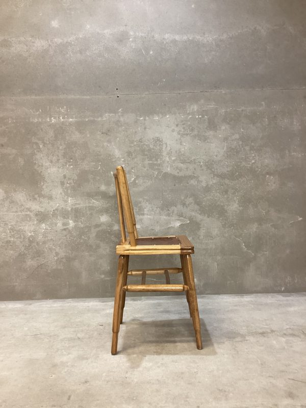 Silla de madera antigua
