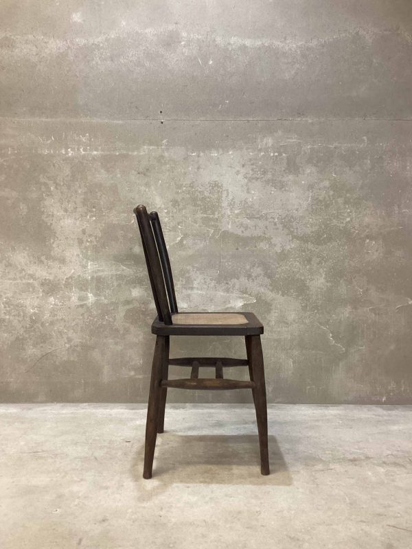 Silla de madera antigua