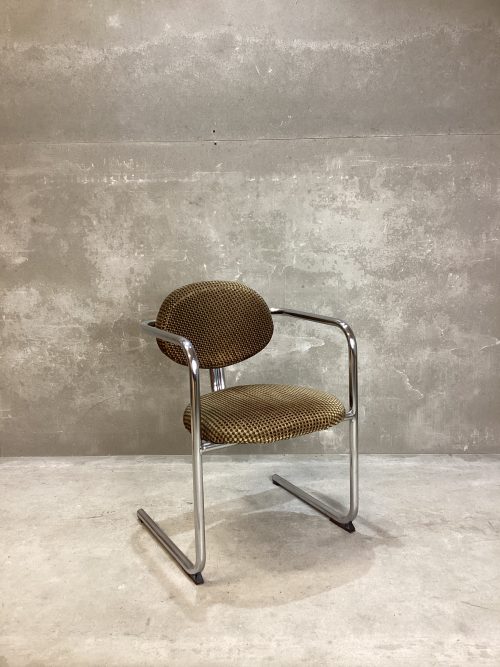 Silla estilo Cantilever de diseño español