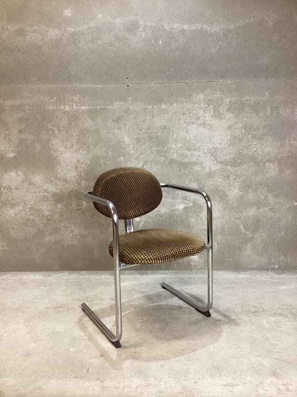 Silla estilo Cantilever de diseño español
