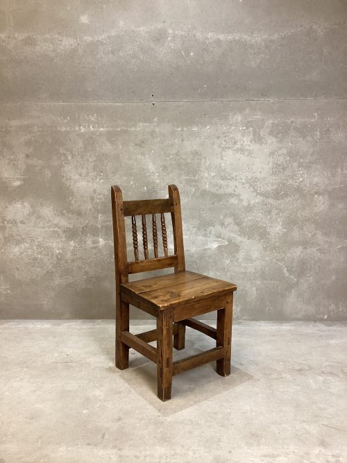 Silla de madera antigua artesanal