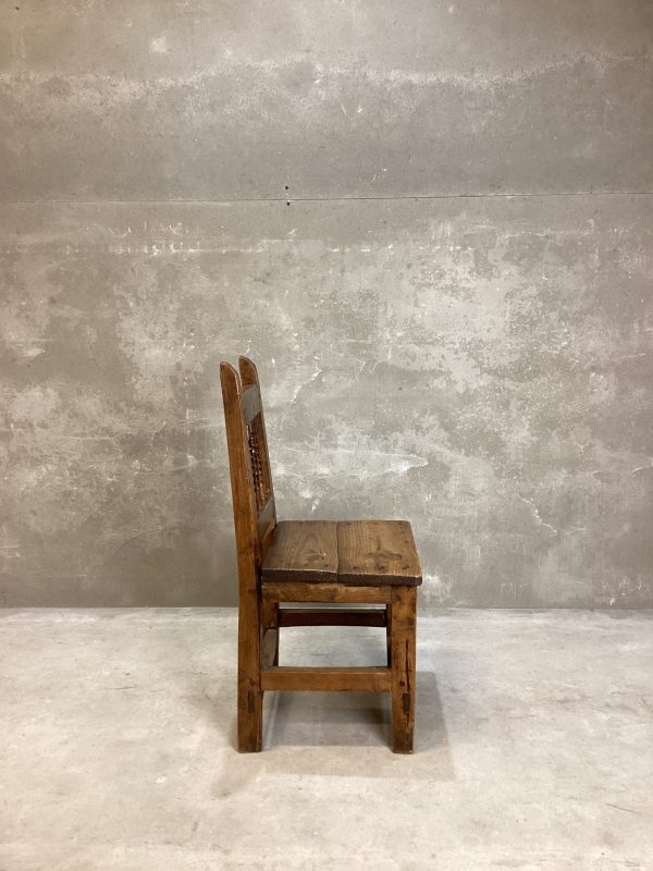 Silla de madera antigua artesanal - Imagen 2