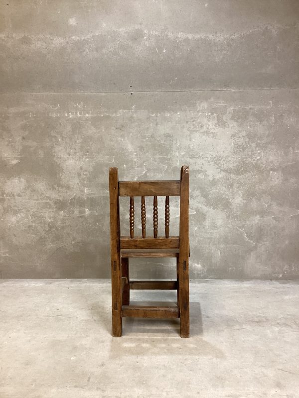 Silla de madera antigua artesanal