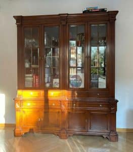 estado original de mueble vintage antes de su restauración artesanal en Galicia